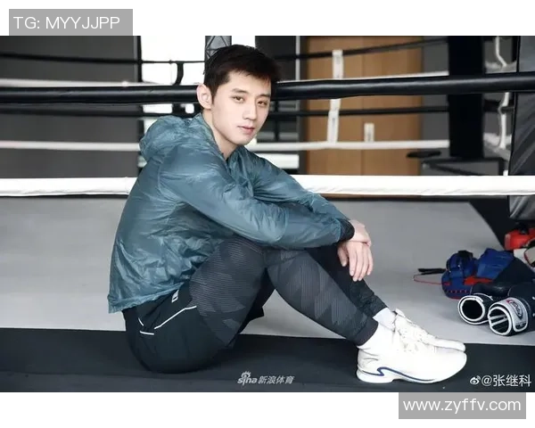 足球明星墨镜炫酷亮相引领时尚潮流尽显魅力风范