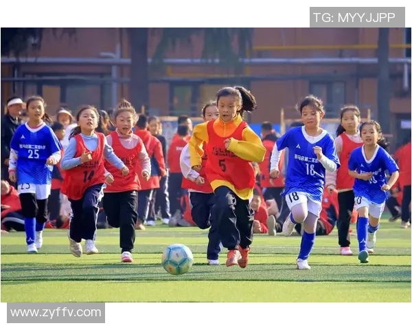 足球明星携手孩子共赴绿茵场展现梦想与激情的精彩瞬间