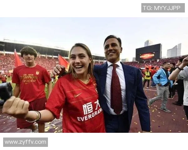 美女与足球明星甜蜜亲吻瞬间引发热议,爱情与运动的完美结合 美女与足球明星甜蜜亲吻瞬间引发热议,爱情与运动的完美结合